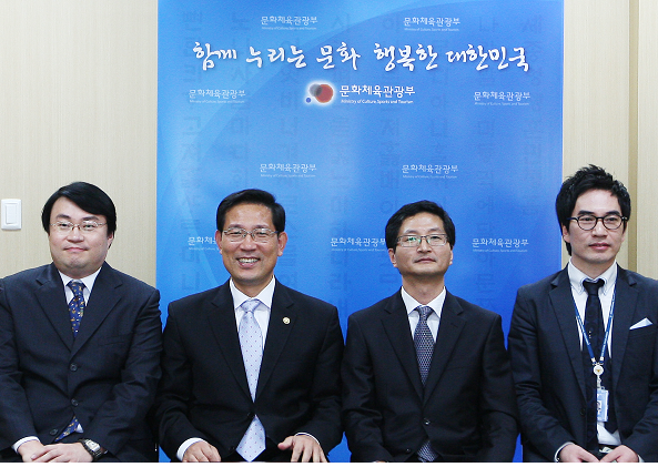 (SNS 활용 우수공무원 선발자들. 오른쪽부터 박승일 경사, 권혁록 사무관, 박선규 문화부 제2차관, 문성환 외교부 정책홍보담당관(대리 수상)