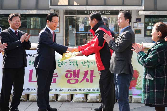 문체부, 문체부공무원노동조합이 함께 ‘사랑의 쌀 나눔 행사’ 열어(2015. 3. 6.)