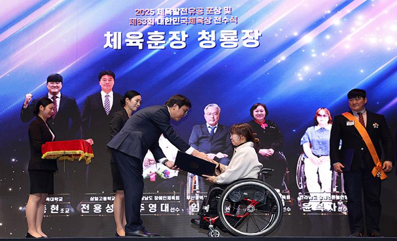 양궁 박채순 감독 체육훈장 청룡장 수훈, 배드민턴 안세영 선수 대한민국체육상 수상(2025.11.21.) 관련 이미지