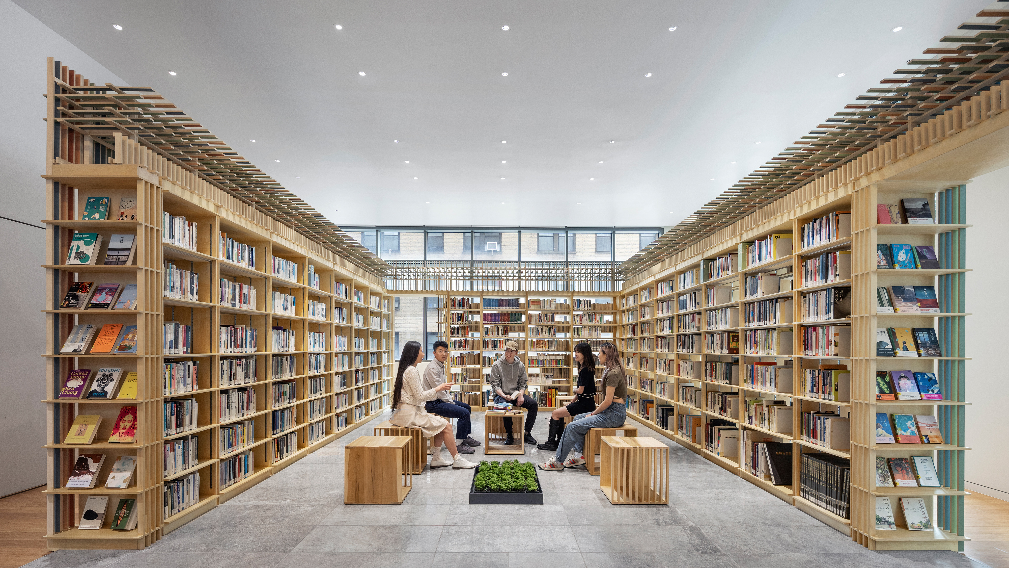 그림입니다. 원본 그림의 이름: 001_library_at_korean_cultural_center.jpg 원본 그림의 크기: 가로 4000pixel, 세로 2250pixel 사진 찍은 날짜: 2024년 09월 05일 오후 6:00 프로그램 이름 : Adobe Photoshop CS6 (Windows) 색 대표 : sRGB