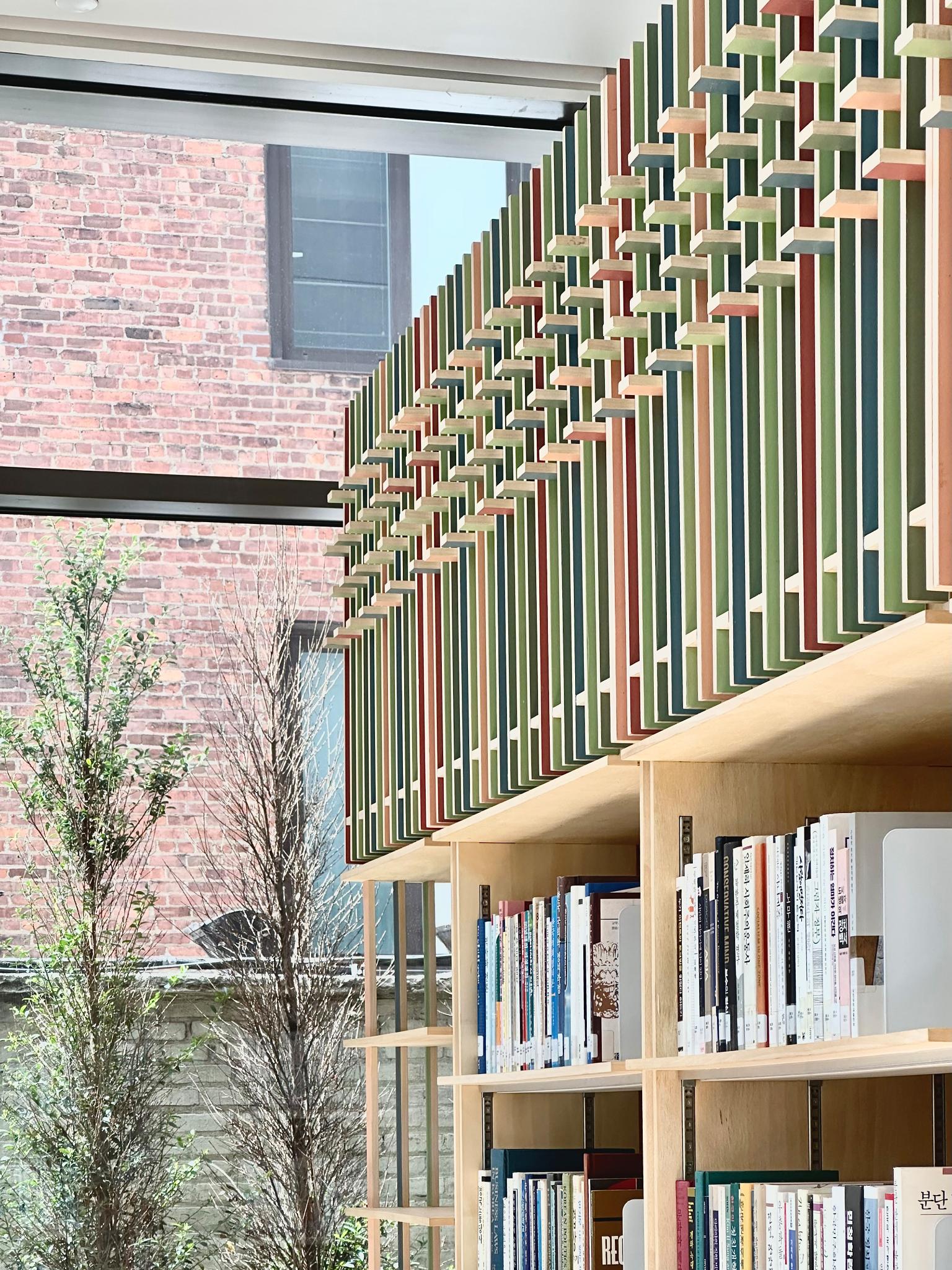그림입니다. 원본 그림의 이름: 013_studio_empathy_library_at_korean_cultural_center_main_detail__image_courtesy_of_studio__em_pathy_and_praxes.jpg 원본 그림의 크기: 가로 1536pixel, 세로 2048pixel