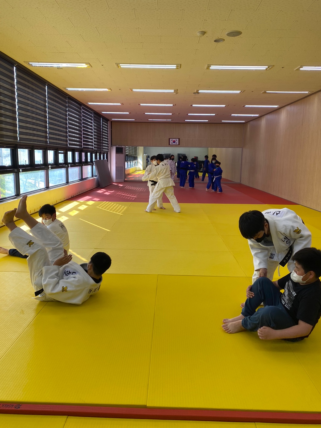 그림입니다. 원본 그림의 이름: 1.jpg 원본 그림의 크기: 가로 1079pixel, 세로 1440pixel 색 대표 : sRGB